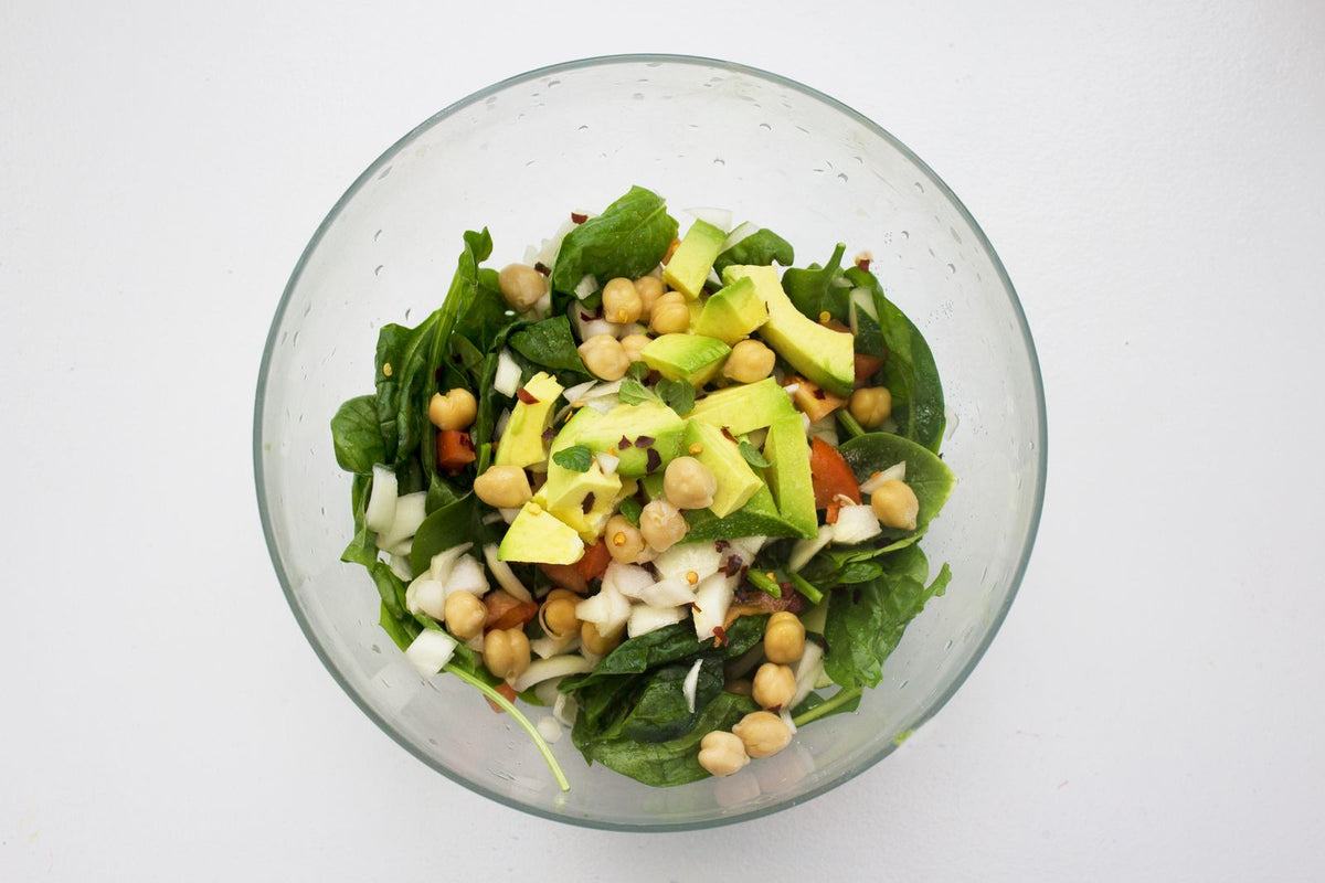 Spinach salad with avocado and chickpeas
