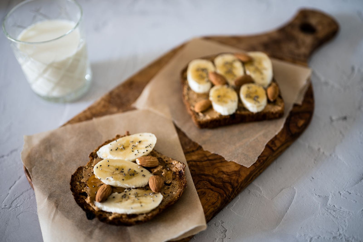 Toast with banana, almonds and chia seeds