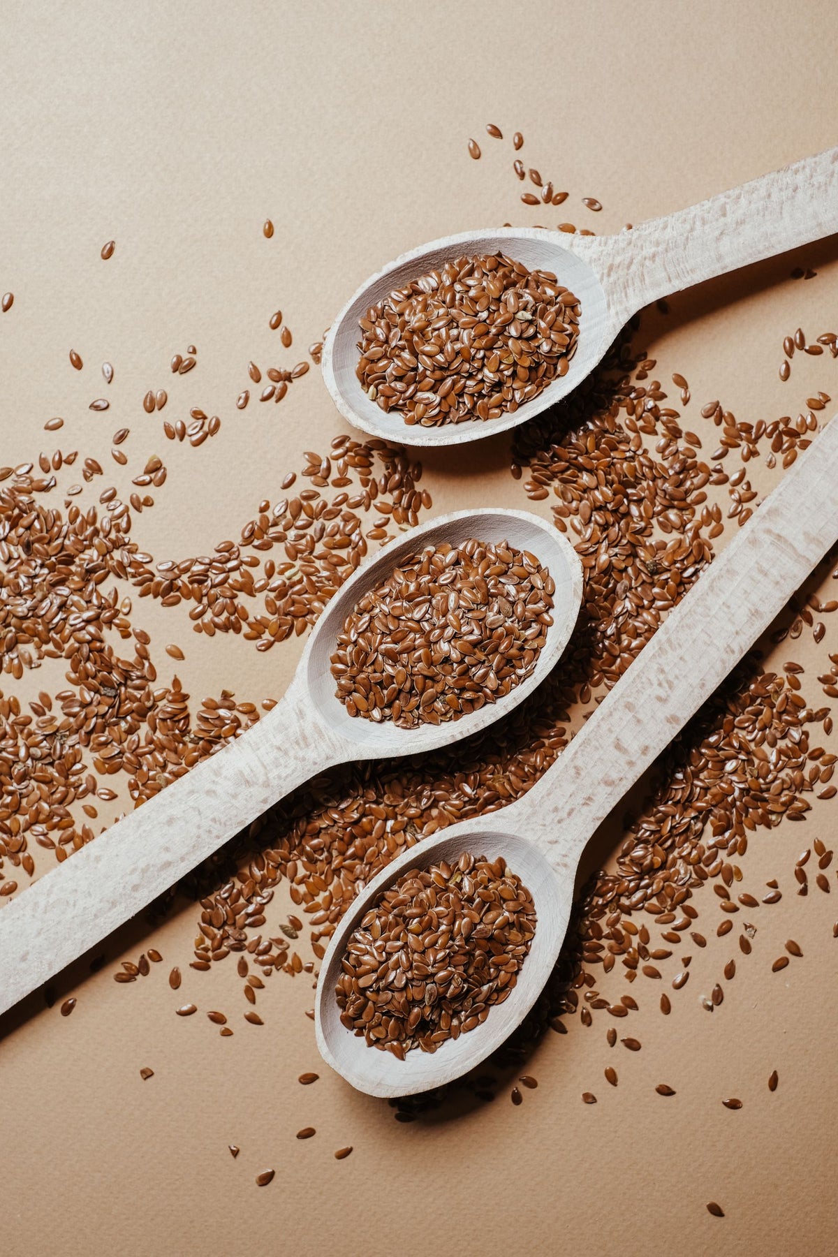 Wooden spoons with flax seeds